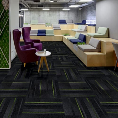 Antrasit üzerine yeşil çizgili bir tasarıma sahip Pasteur 18 karo halı.