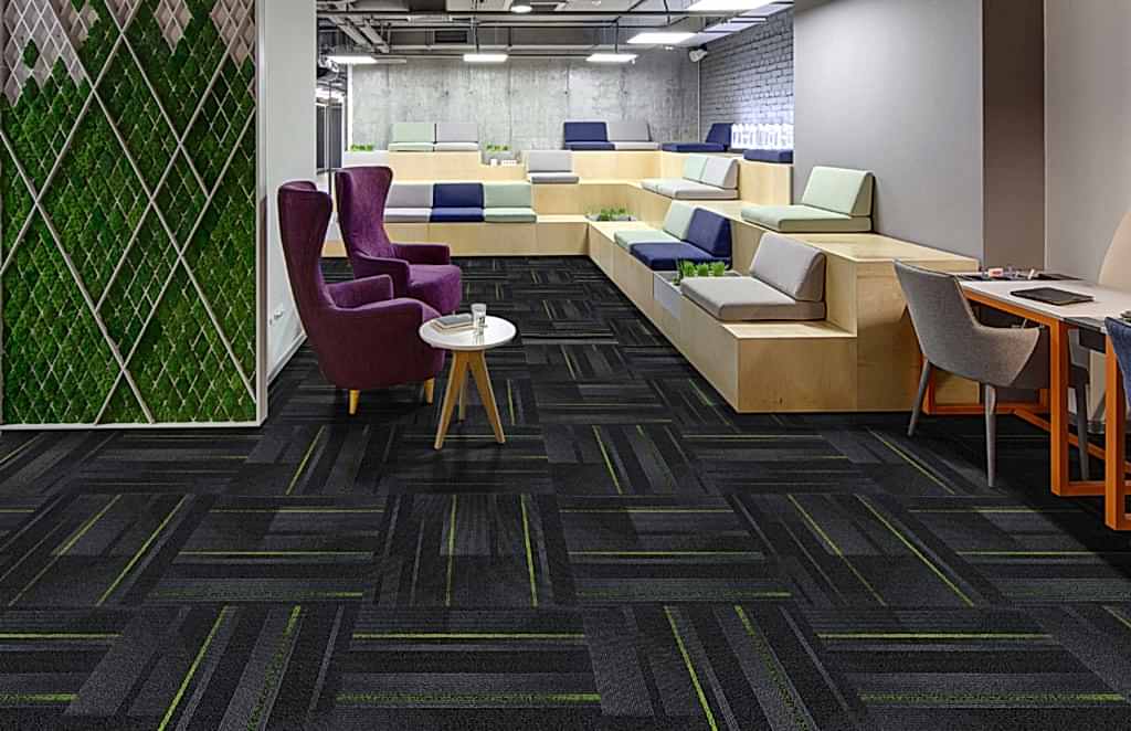 Antrasit üzerine yeşil çizgili bir tasarıma sahip Pasteur 18 karo halı.