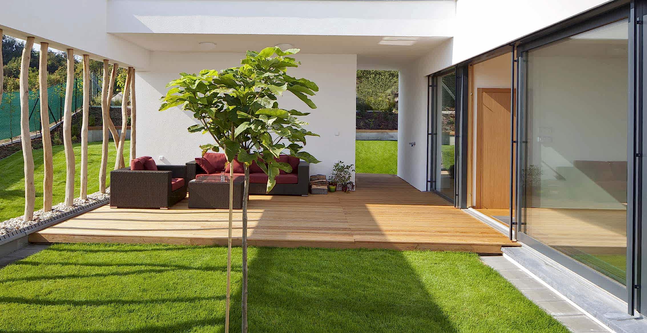 Yapay çim halı, doğal görünümlü ve dayanıklı tasarımıyla bahçeler için ideal